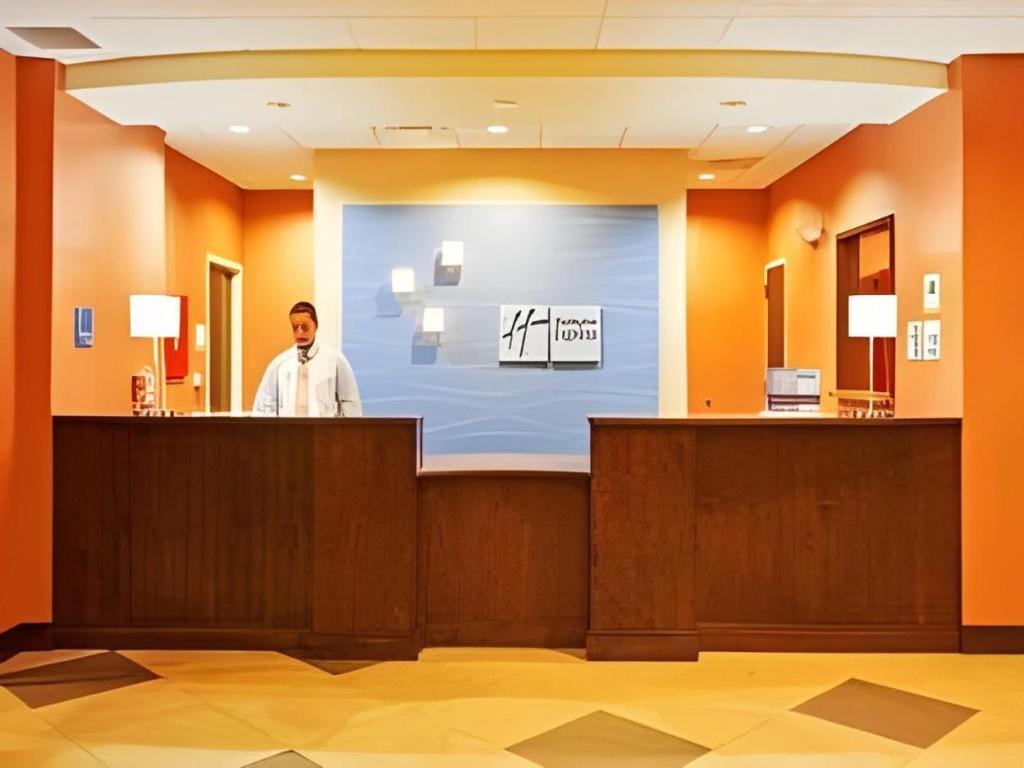 Holiday Inn Express & Suites Fredericksburg By Ihg Extérieur photo