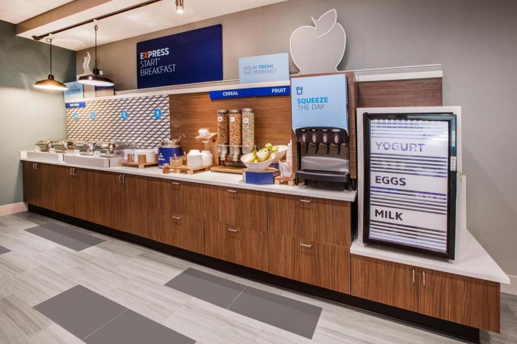 Holiday Inn Express & Suites Fredericksburg By Ihg Extérieur photo