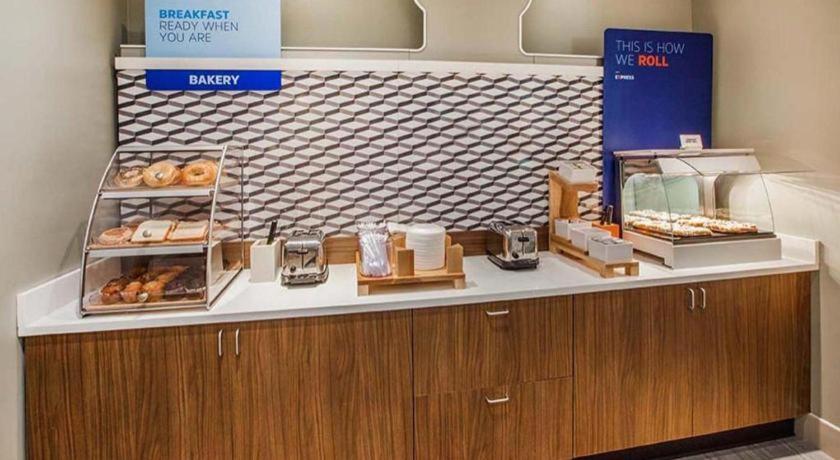 Holiday Inn Express & Suites Fredericksburg By Ihg Extérieur photo