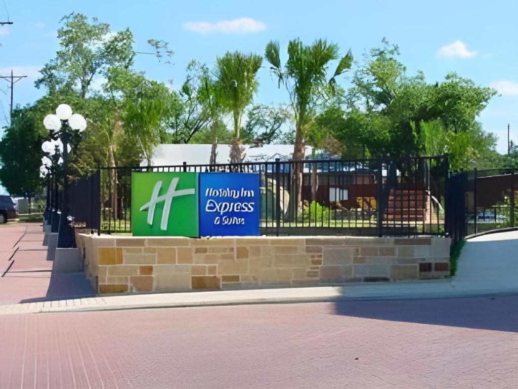 Holiday Inn Express & Suites Fredericksburg By Ihg Extérieur photo