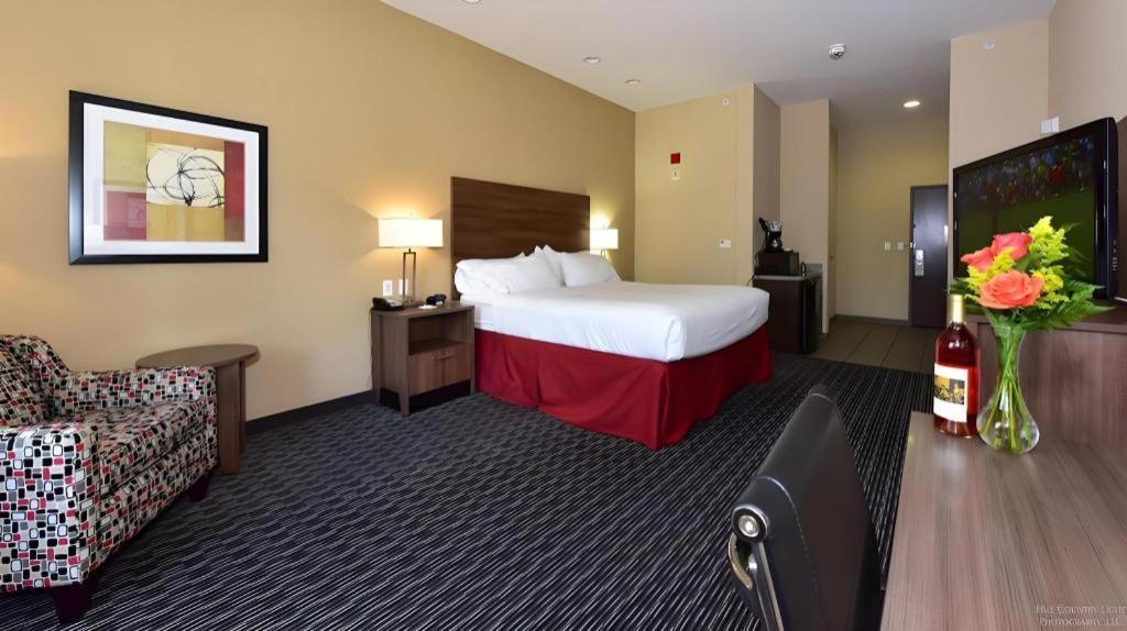 Holiday Inn Express & Suites Fredericksburg By Ihg Extérieur photo