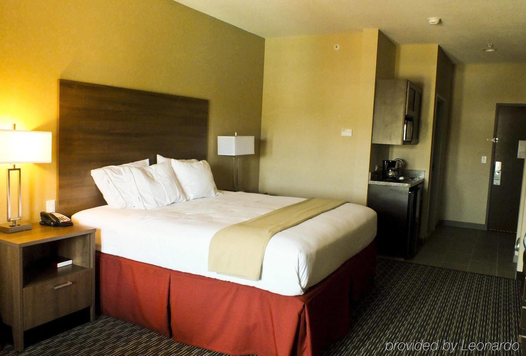 Holiday Inn Express & Suites Fredericksburg By Ihg Chambre photo